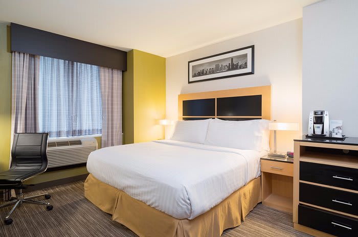 Guest room at Holiday Inn Wall Street